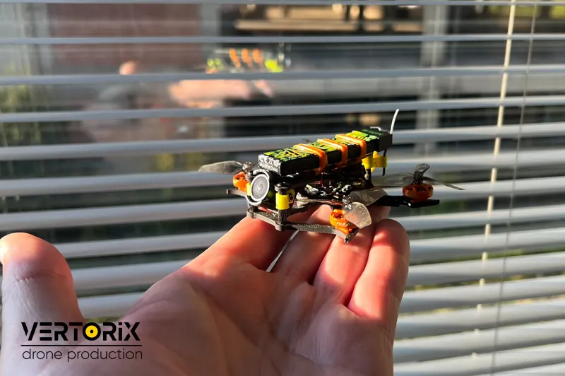 Компактный карманный FPV-дрон Zubrobus Nano на ладони